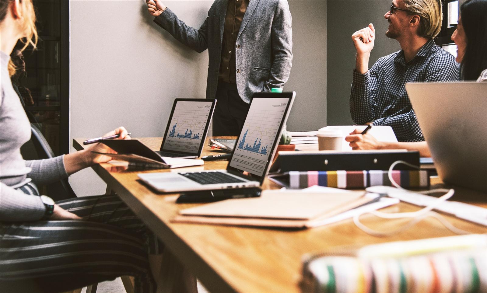 Equipo de BoostNet trabajando en estrategias de crecimiento
